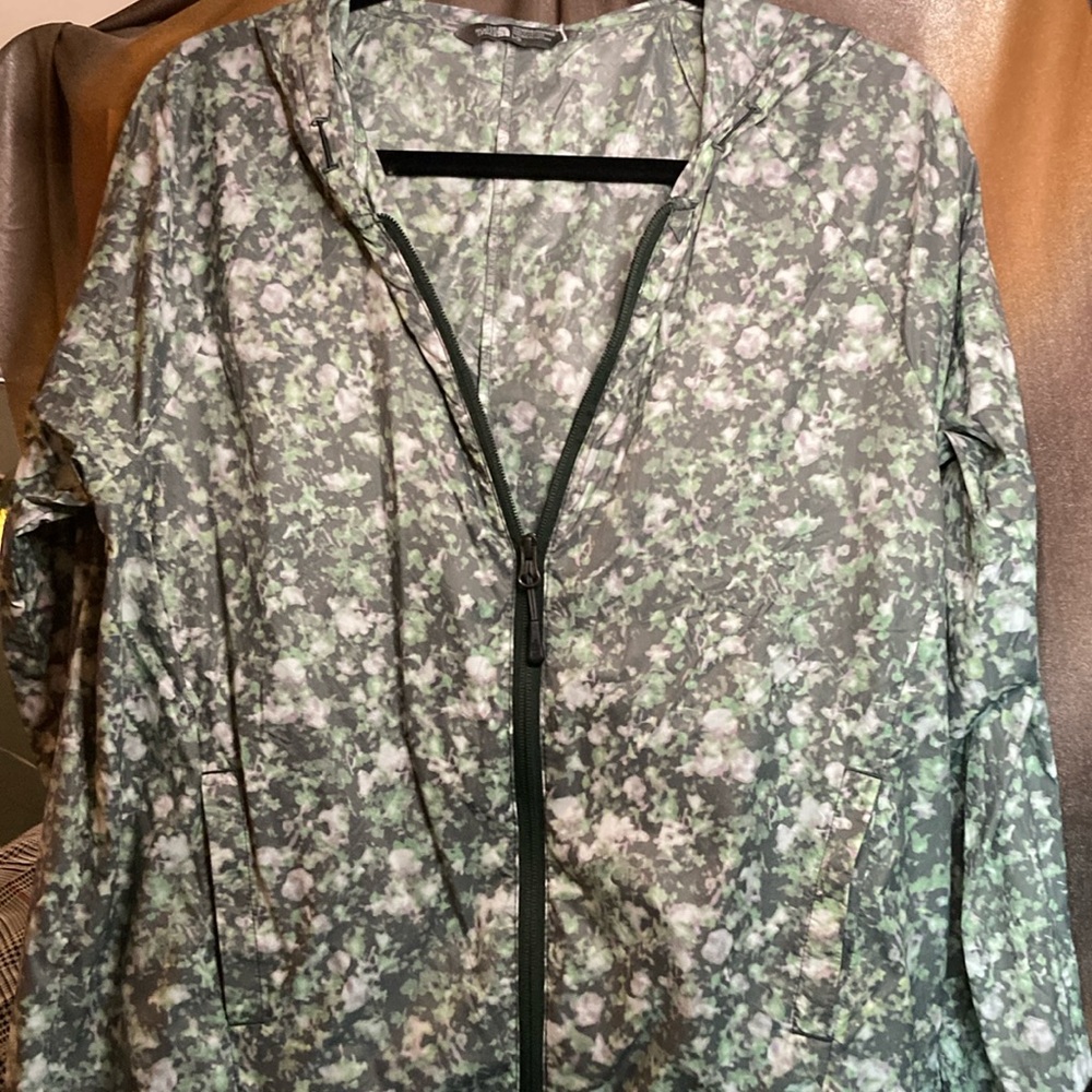 The North Face‎ extremely lightweight packable rain hoodie forest camo 410